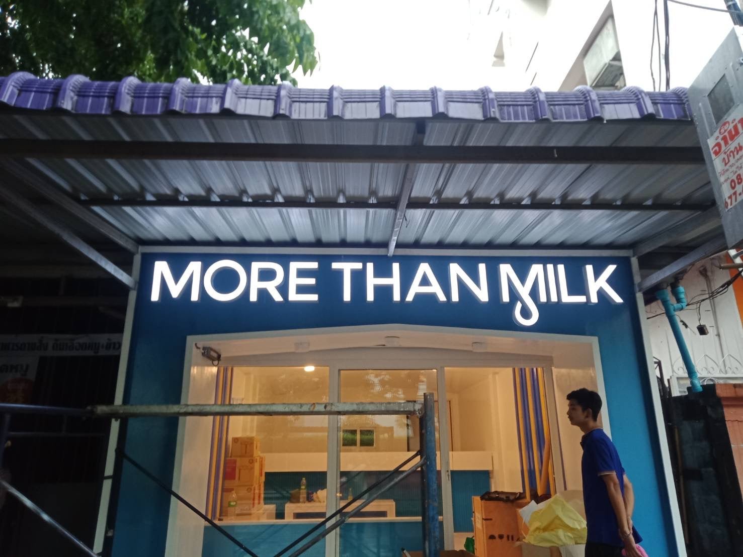 อักษรไฟออกหน้า สว่างชัดเจน ดีไซน์โดดเด่น เหมาะสำหรับป้ายร้านค้า บริษัท และอาคารพาณิชย์