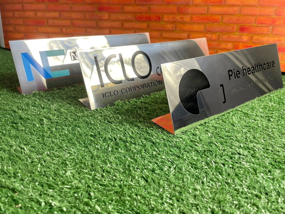 ป้ายตั้งโต๊ะสแตนเลสกัดกรด คมชัด หรูหรา เหมาะสำหรับห้องประชุม บริษัท และองค์กรธุรกิจ