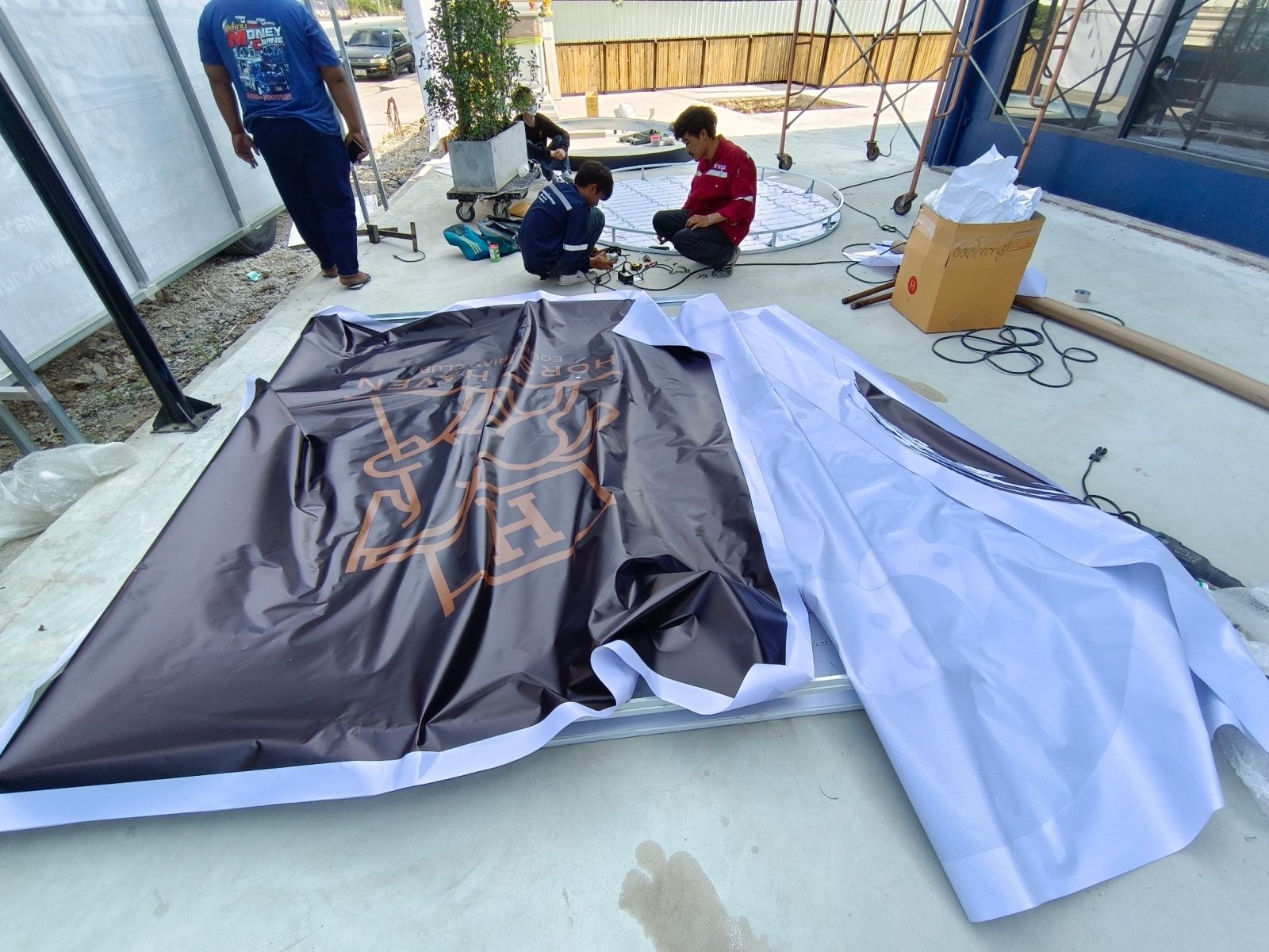 ป้ายกล่องไฟไวนิล และป้ายไฟไวนิลโปร่งแสง Backlit ให้แสงสว่างชัดเจน เหมาะสำหรับงานโฆษณา ป้ายหน้าร้าน และสื่อโปรโมชัน