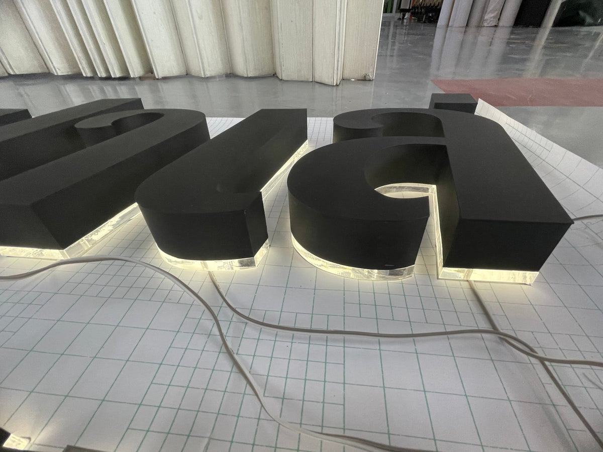 ป้ายบริษัท อักษรโลหะไฟออกหลัง ติดผนัง สวยหรู สว่างโดดเด่น เหมาะสำหรับป้ายสำนักงาน องค์กร ร้านค้า และงานตกแต่งอาคาร