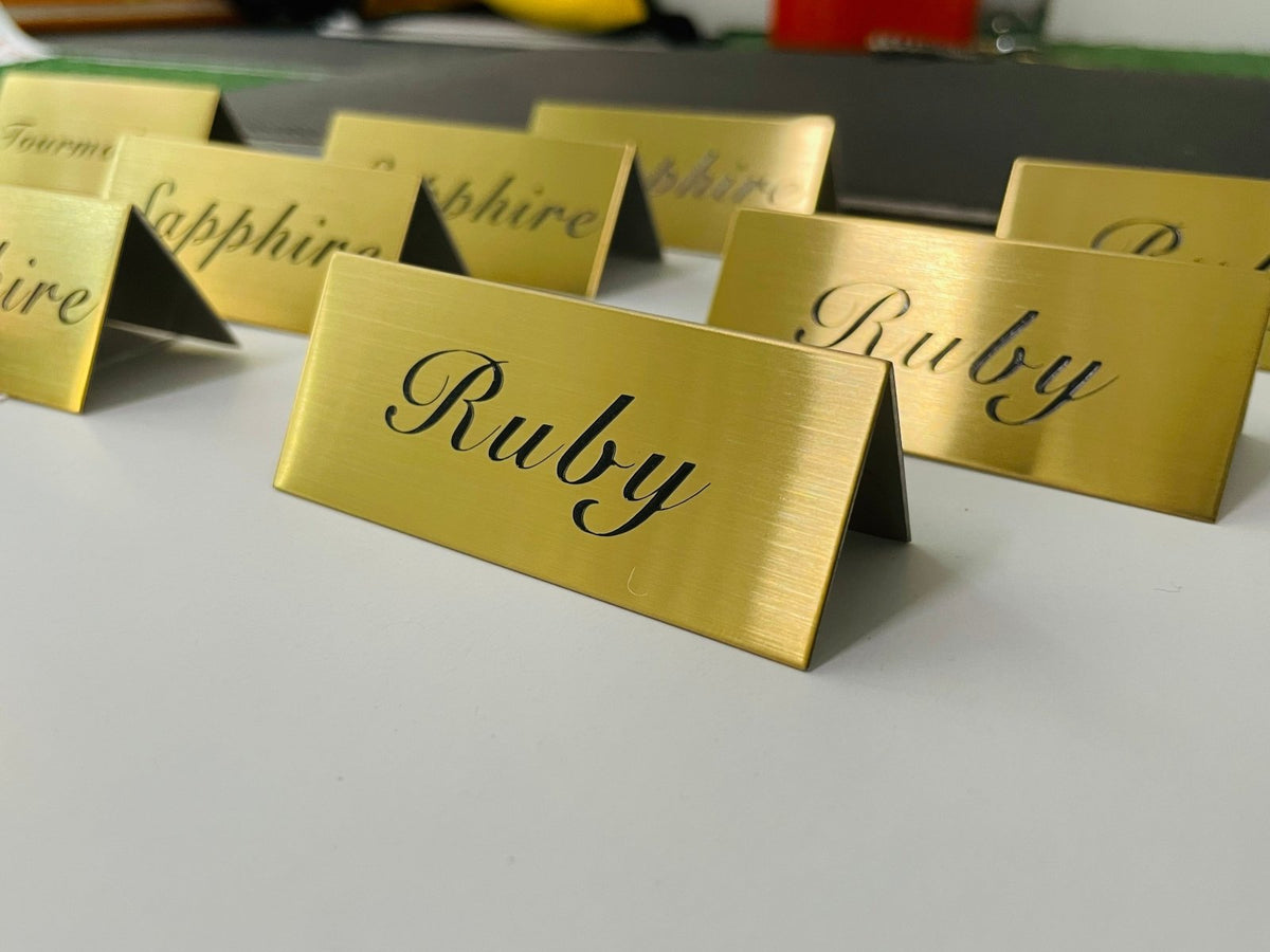 ป้ายตั้งโต๊ะสแตนเลสกัดกรด คมชัด หรูหรา เหมาะสำหรับห้องประชุม บริษัท และองค์กรธุรกิจ