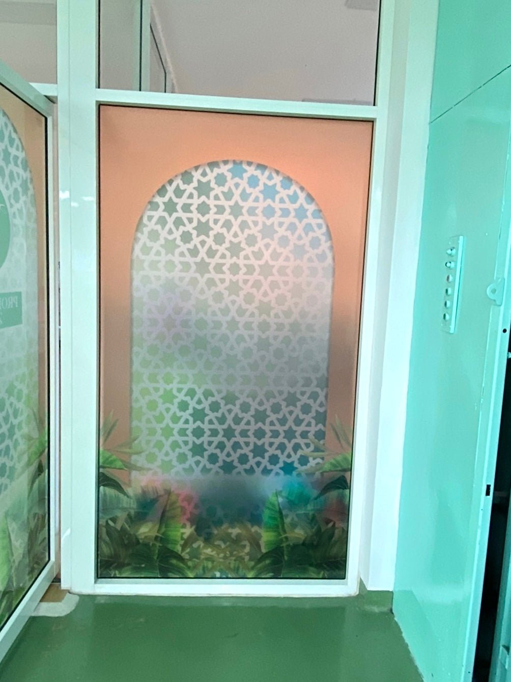 สติ๊กเกอร์ฝ้า ฉลุไดคัท ติดกระจก ลวดลายคมชัด เหมาะสำหรับออฟฟิศ ร้านค้า และงานตกแต่งกระจก