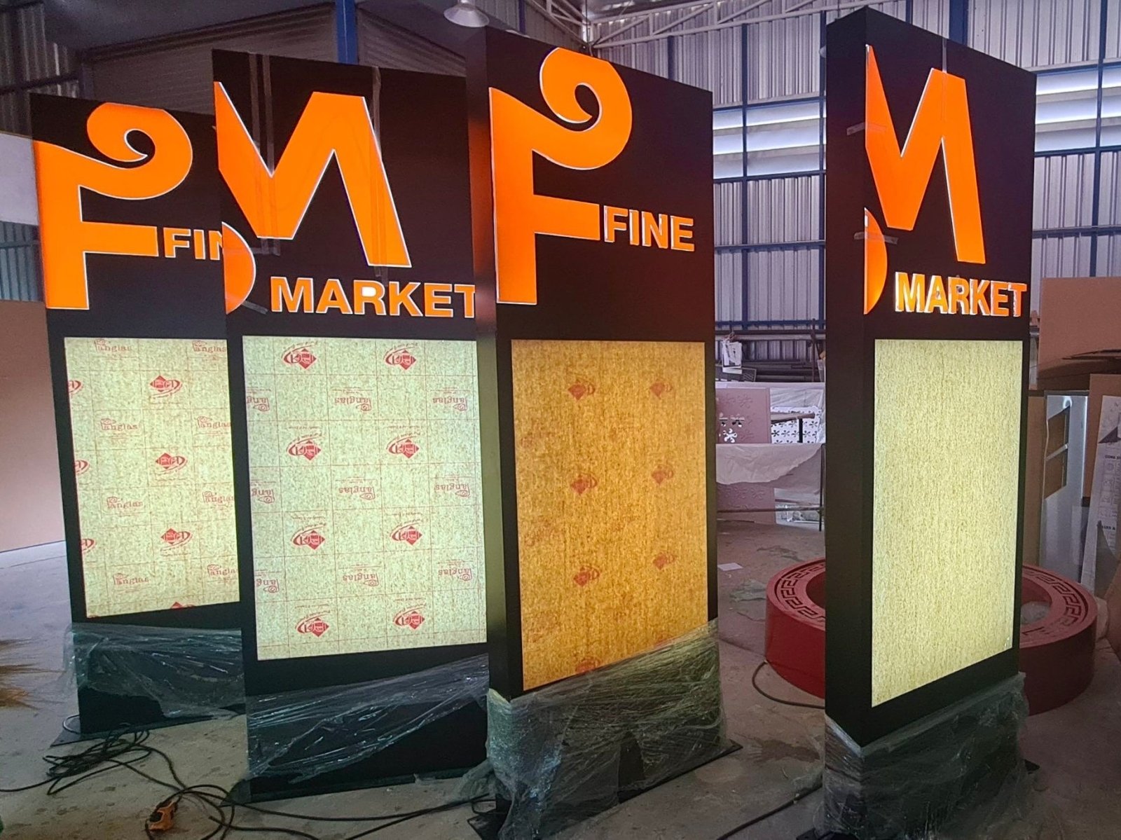 ป้ายตั้ง Totem ป้ายเสาบอกทาง เสาประชาสัมพันธ์ ดีไซน์สูงเด่น เหมาะสำหรับห้างสรรพสินค้าและอาคาร