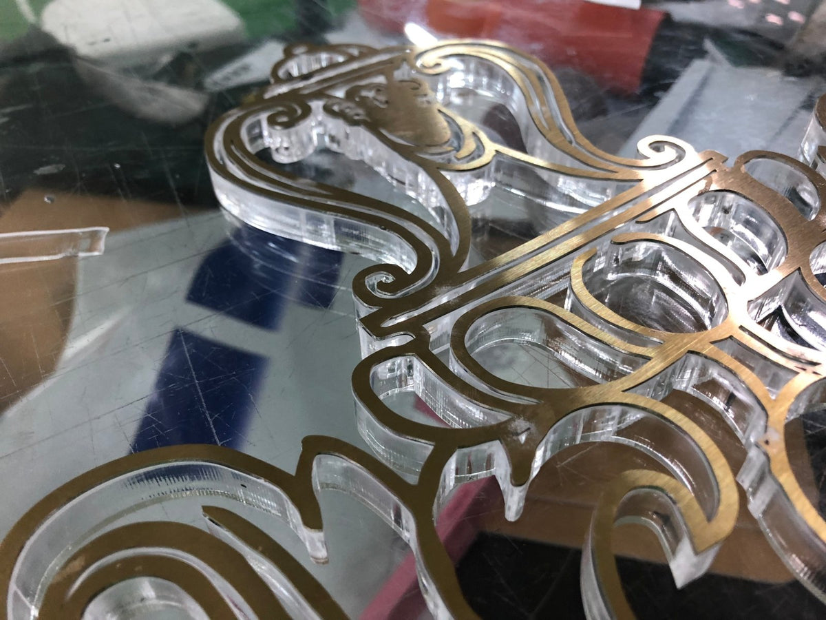 ป้ายอะคริลิคนูน ขอบใส ดีไซน์หรูหรา พิมพ์คมชัด แข็งแรงทนทาน เหมาะสำหรับป้ายบริษัท ป้ายร้านค้า และงานตกแต่งอาคาร