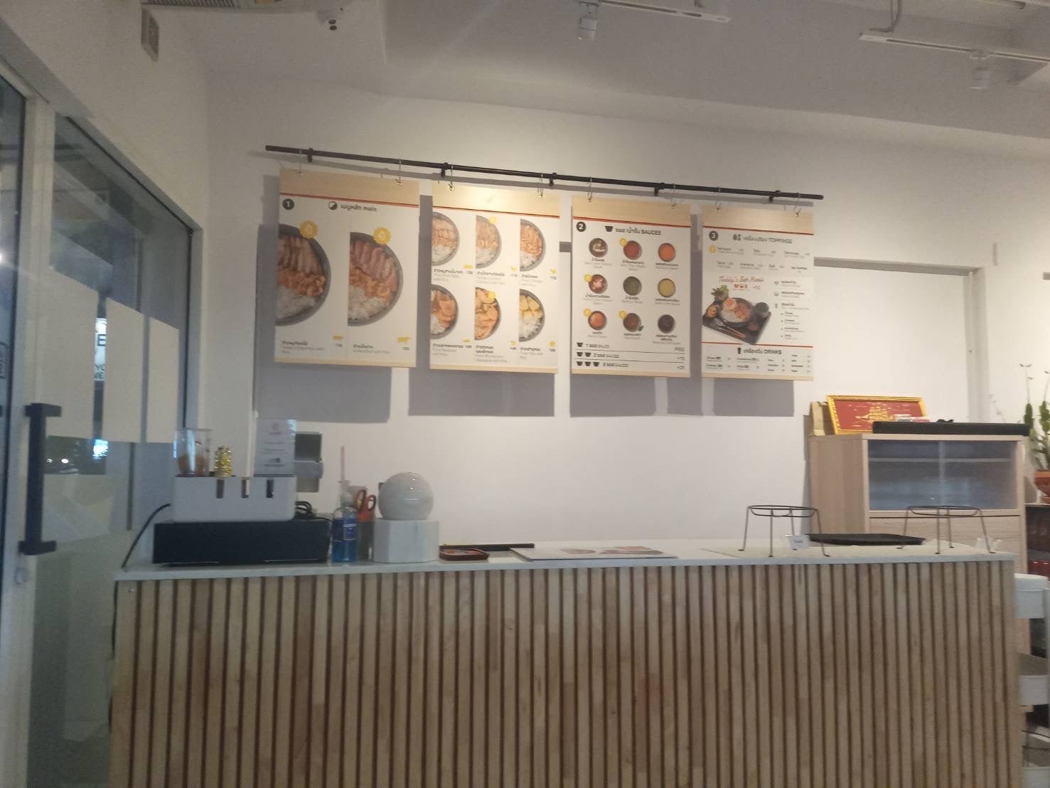 ป้ายเมนูอาหาร ป้ายราคา สำหรับติดผนังและตั้งโต๊ะ พิมพ์คมชัด ใช้งานสะดวก เหมาะสำหรับร้านอาหาร คาเฟ่ และร้านค้า