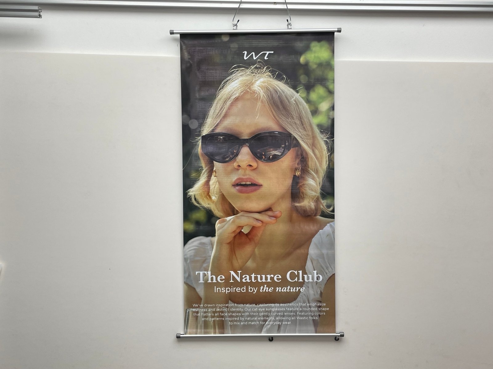 โปสเตอร์แขวนผนัง Hanging Poster พิมพ์คมชัด สีสดใส เหมาะสำหรับงานโฆษณา ประชาสัมพันธ์ และตกแต่งผนัง