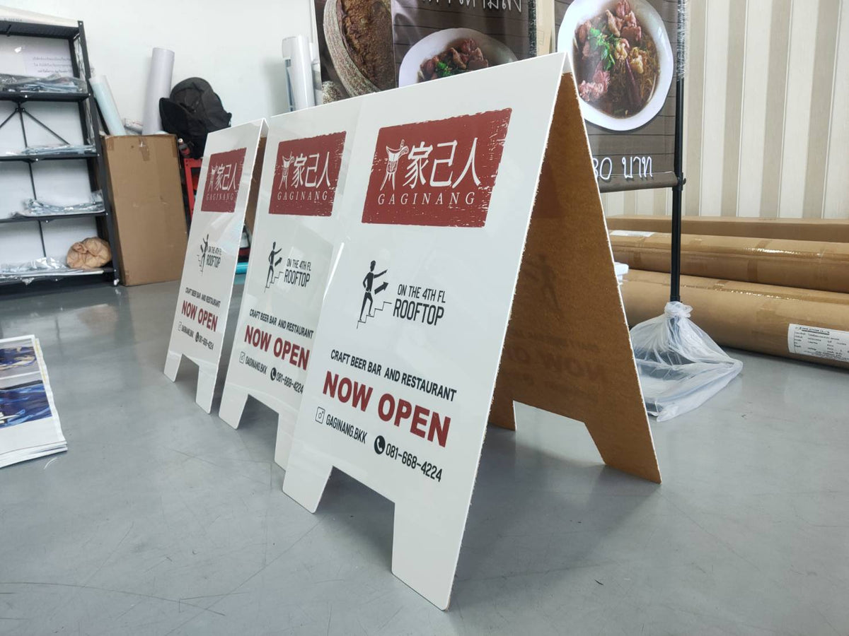 ป้ายตั้งคาเฟ่ และป้ายตั้งหน้าร้าน ดีไซน์สวยสะดุดตา พิมพ์คมชัด เหมาะสำหรับโปรโมชัน เมนู และดึงดูดลูกค้าหน้าร้าน