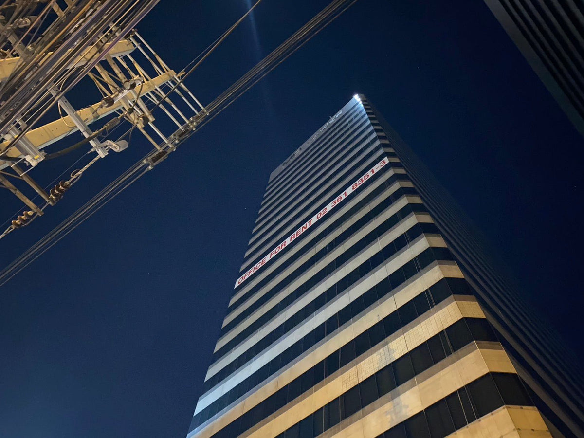 งานลอกสติ๊กเกอร์ตึกสูงติดตั้งใหม่ - Octopus Media Solutions