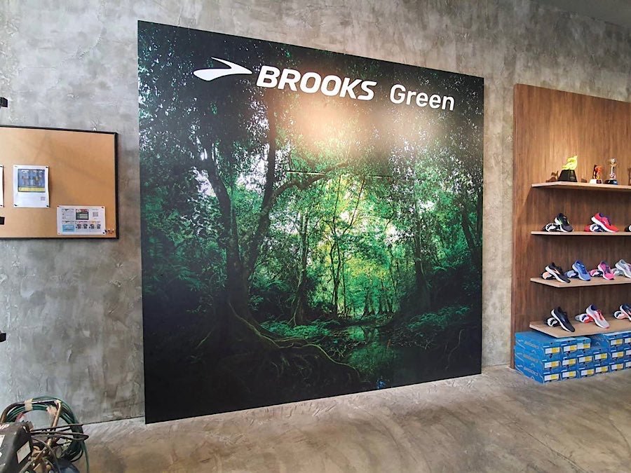 ป้ายโฆษณาติดผนัง โครงไม้อัดติดสติ๊กเกอร์อิงค์เจ็ท ตกแต่งผนัง