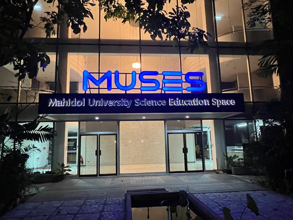 ป้ายไฟออกหน้า ติดบนกันสาด ดีไซน์สวยเด่น เหมาะสำหรับร้านอาหาร ร้านค้า และอาคารพาณิชย์