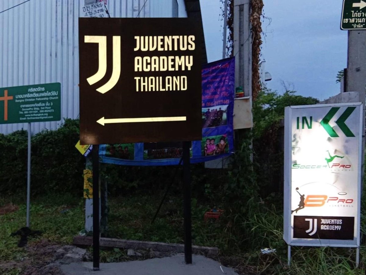 ป้ายเสา Pylon ป้ายทาวเวอร์ ดีไซน์โดดเด่น แข็งแรง ทนทาน เหมาะสำหรับป้ายบริษัท โครงการ อาคาร และงานโฆษณากลางแจ้ง