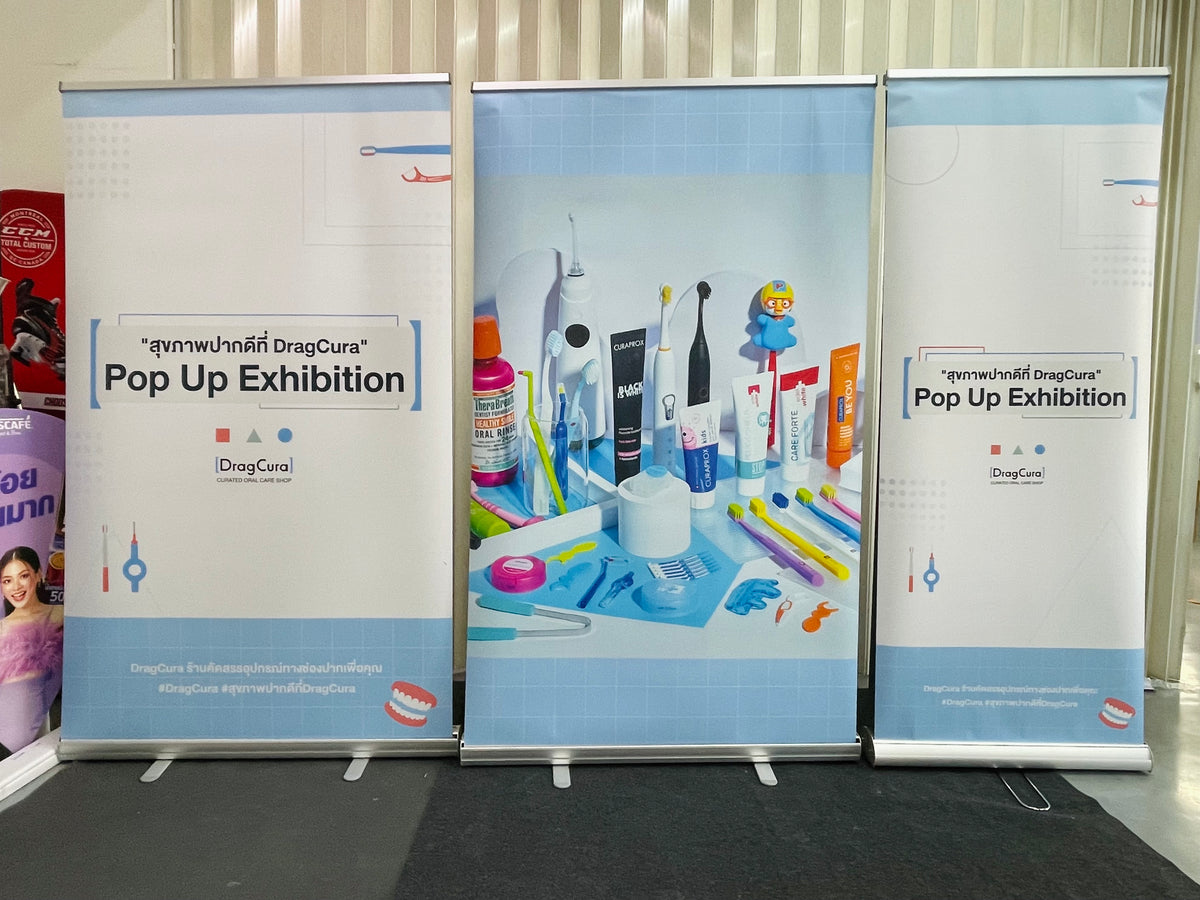 ป้าย Roll Up สำหรับออกบูธ งานแสดงสินค้า และโปรโมทร้านค้า Roll Up Printing ป้ายโฆษณาพร้อมโลโก้และข้อความโปรโมต