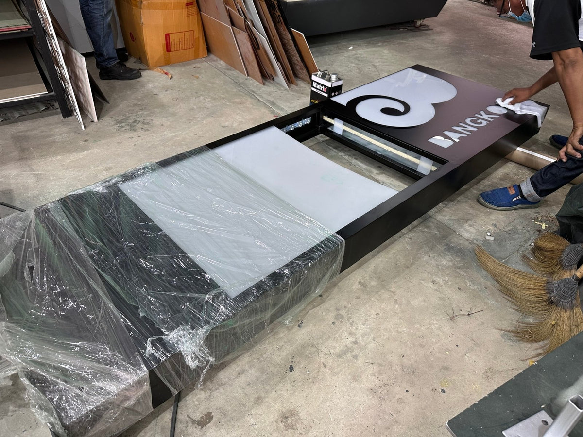 ป้ายตั้ง Totem ป้ายเสาบอกทาง เสาประชาสัมพันธ์ ดีไซน์สูงเด่น เหมาะสำหรับห้างสรรพสินค้าและอาคาร