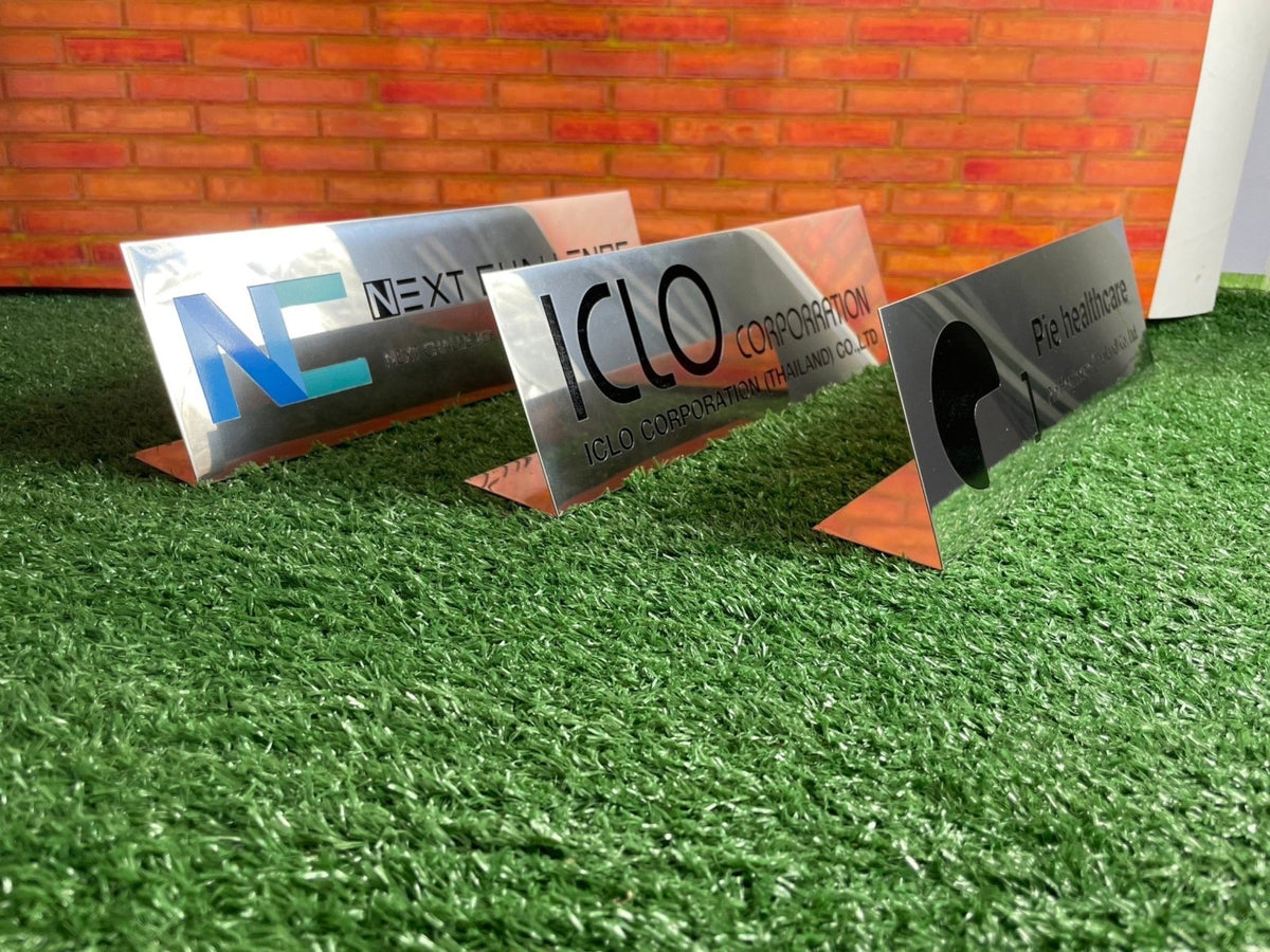 ป้ายตั้งโต๊ะสแตนเลสกัดกรด คมชัด หรูหรา เหมาะสำหรับห้องประชุม บริษัท และองค์กรธุรกิจ