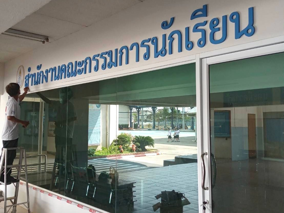 ป้ายพลาสวูดตัวนูน ตัวอักษร พิมพ์คมชัด ตัด CNC เรียบเนียน เหมาะสำหรับป้ายร้าน ป้ายบริษัท และงานตกแต่งที่โดดเด่น