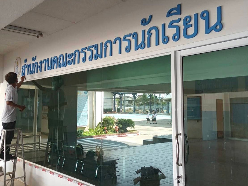 ป้ายพลาสวูดตัวนูน ตัวอักษร พิมพ์คมชัด ตัด CNC เรียบเนียน เหมาะสำหรับป้ายร้าน ป้ายบริษัท และงานตกแต่งที่โดดเด่น
