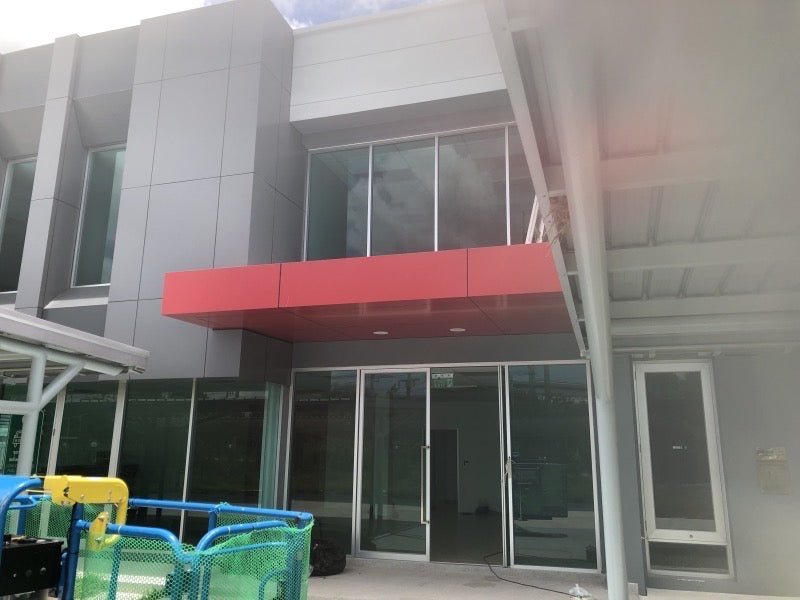 ติดสติ๊กเกอร์เปลี่ยนสีคอมโพสิต พิมพ์คมชัด สีสวย เหมาะสำหรับรีโนเวทอาคารและงานตกแต่งผนัง