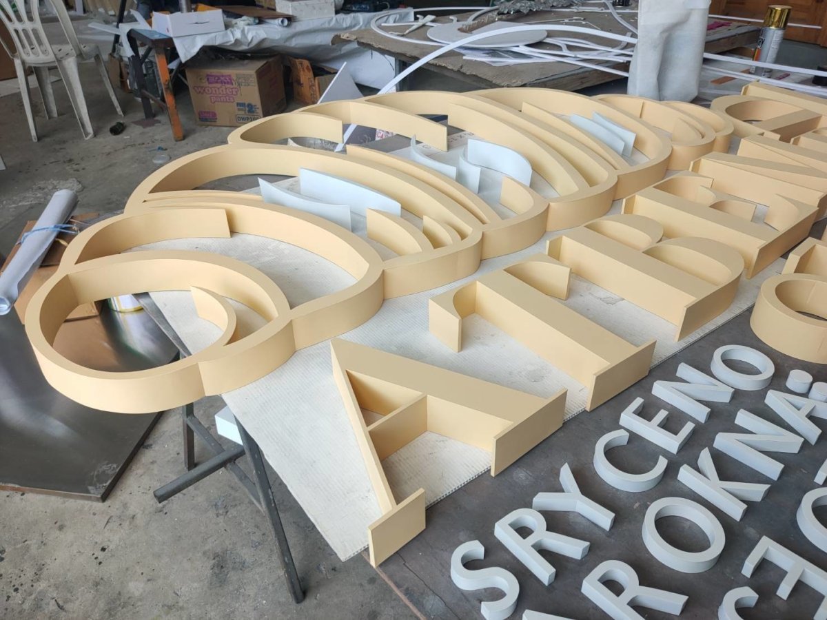 ป้ายอักษรโลหะ และป้ายโลโก้ ดีไซน์หรูหรา แข็งแรง ทนทาน เหมาะสำหรับป้ายบริษัท ร้านค้า และงานตกแต่งอาคาร