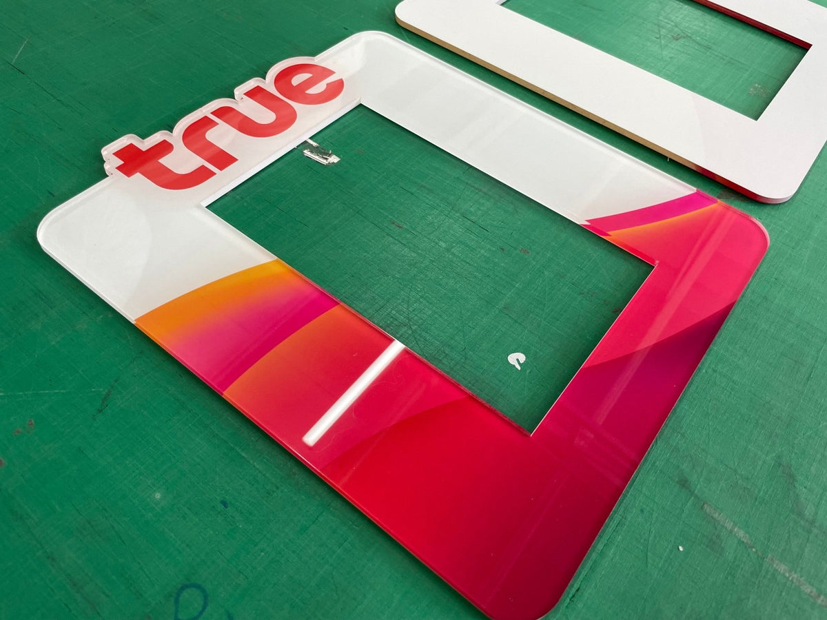 อะคริลิคใสพิมพ์กลับด้าน และพิมพ์พลาสติก พิมพ์คมชัด สีสดใส เหมาะสำหรับป้ายบริษัท ป้ายร้านค้า งานตกแต่ง และงานโฆษณา