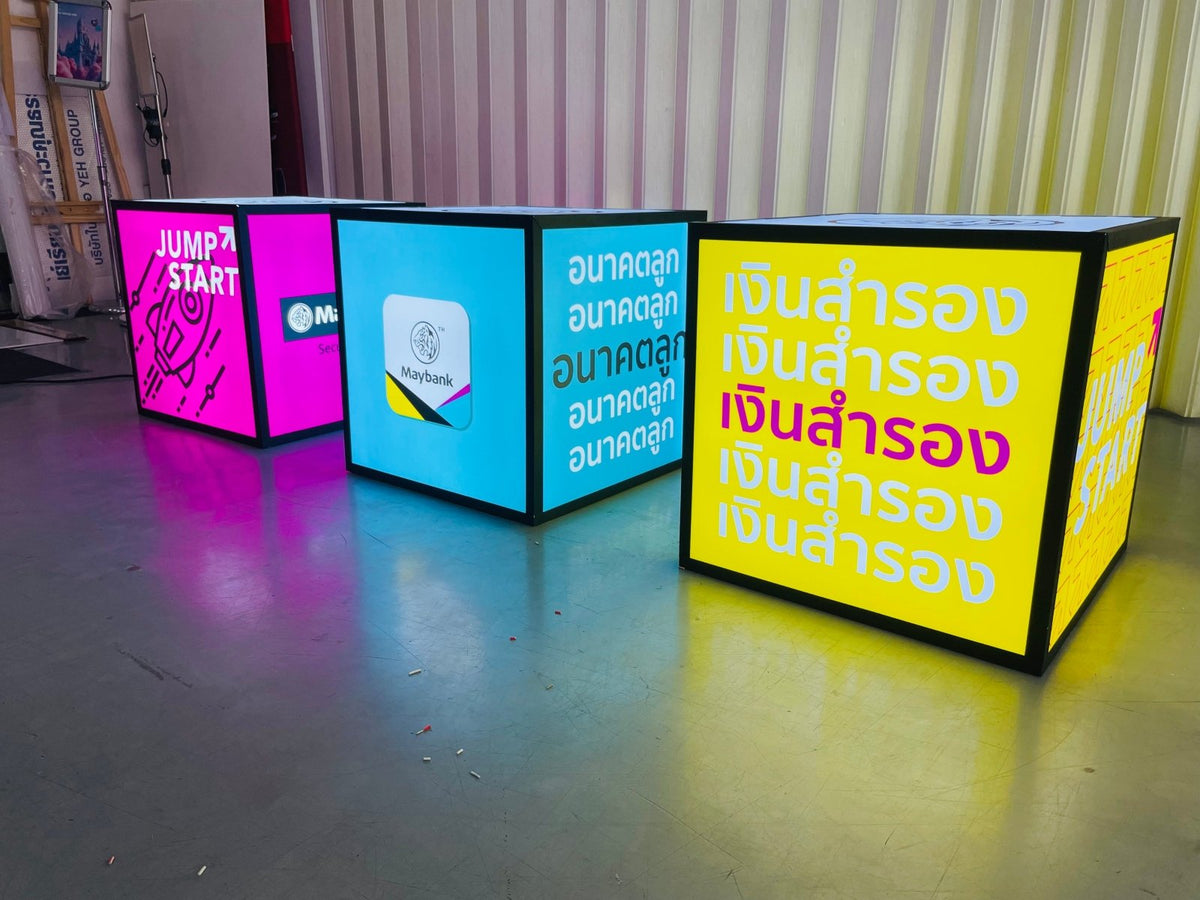 กล่องไฟสี่เหลี่ยม ทรงลูกเต๋า และกล่องไฟอะคริลิค ให้แสงสว่างชัดเจน ดีไซน์โดดเด่น เหมาะสำหรับป้ายร้านค้า งานอีเวนต์ และโฆษณา