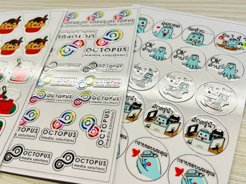 สติ๊กเกอร์ยูวี สกรีนติดสินค้า พิมพ์คมชัด ทนทาน กันน้ำ เหมาะสำหรับฉลากสินค้าและบรรจุภัณฑ์