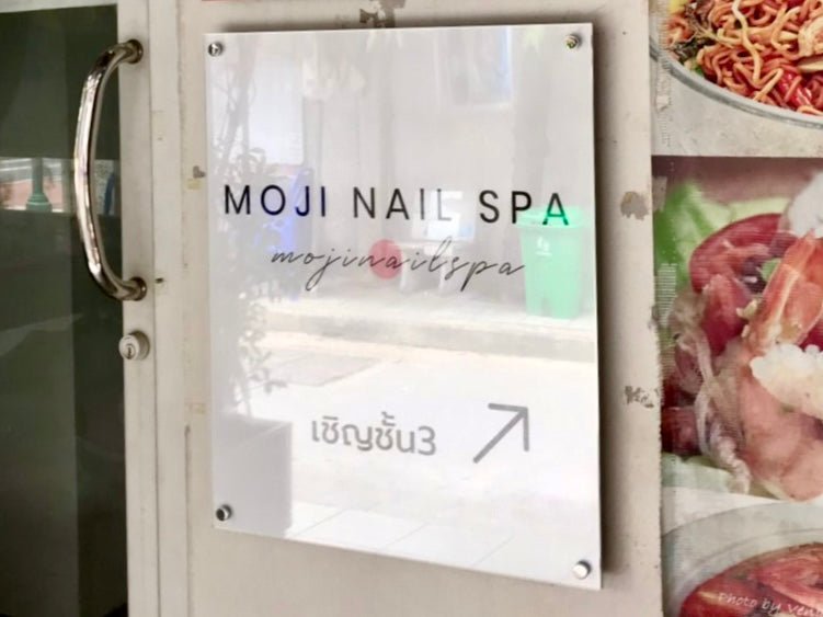 ป้ายอะคริลิคหมุดลอย Standoff ดีไซน์โมเดิร์น พิมพ์คมชัด เหมาะสำหรับป้ายบริษัทและสำนักงาน