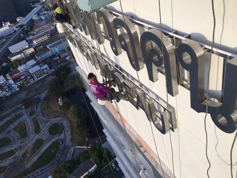 รับติดสติ๊กเกอร์อาคารสูง และป้ายติดตึก งานพิมพ์คมชัด ทีมช่างมืออาชีพ เหมาะสำหรับโฆษณา โปรโมชัน และสร้างภาพลักษณ์องค์กร