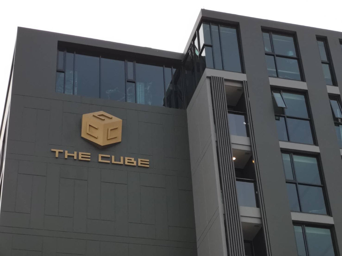 ติดตั้งป้ายโรยตัว ทีมช่างมืออาชีพ ปลอดภัย เหมาะสำหรับอาคารสูงและงานติดตั้งป้ายกลางแจ้ง