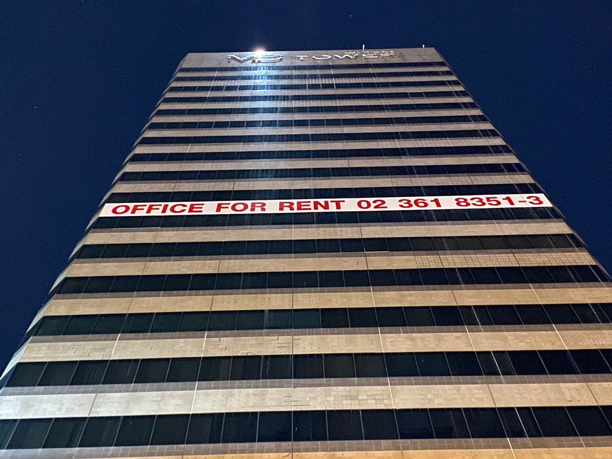 งานลอกสติ๊กเกอร์ตึกสูงติดตั้งใหม่ - Octopus Media Solutions