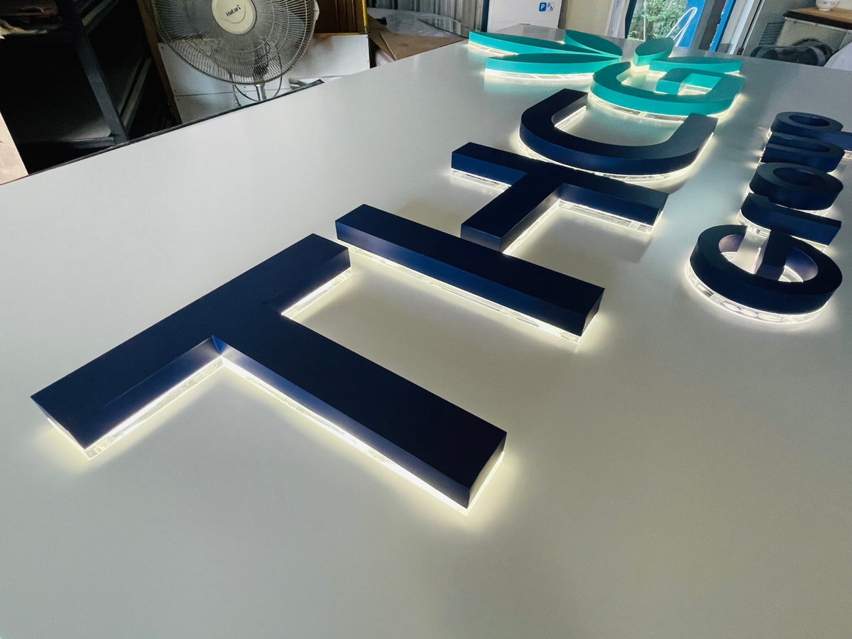 ป้ายไฟออกหลัง และอะคริลิคซ้อนหลัง แสงไฟสวยหรู สะท้อนกำแพงโดดเด่น เหมาะสำหรับป้ายบริษัท ร้านค้า และงานตกแต่งอาคาร