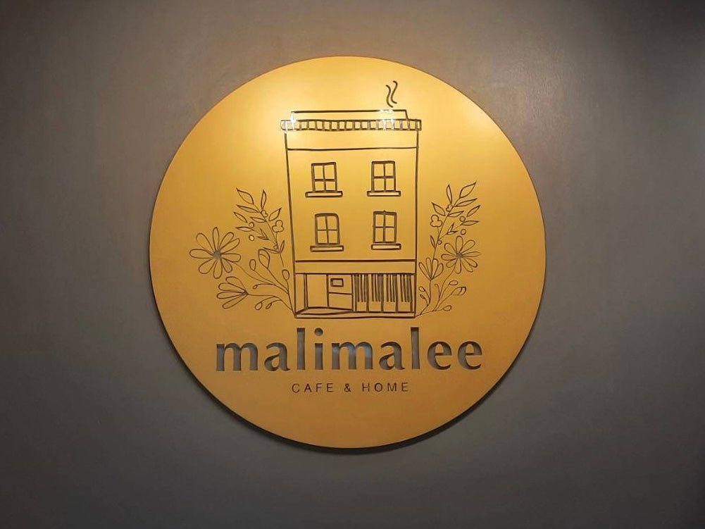 ป้ายอักษรสีทอง ป้ายพ่นสีทอง หรูหรา โดดเด่น เหมาะสำหรับป้ายบริษัท ร้านค้า และงานตกแต่งอาคาร