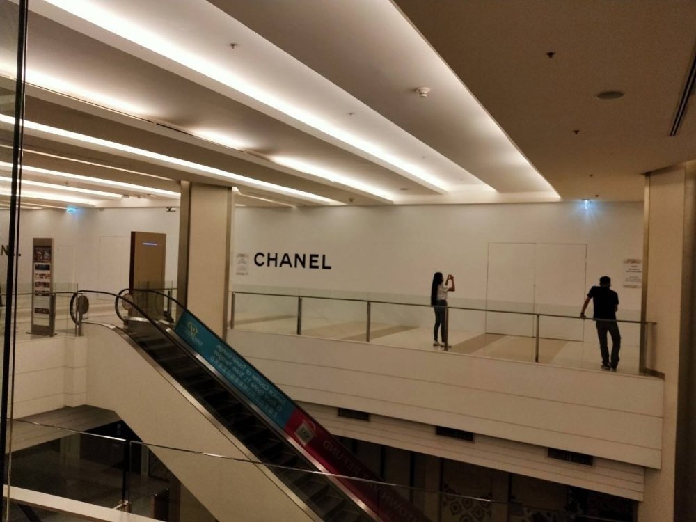 สติ๊กเกอร์และป้ายปิดปรับปรุงร้าน Coming Soon พิมพ์คมชัด สีสด เหมาะสำหรับติดหน้าร้าน โครงการใหม่ และงานรีโนเวท