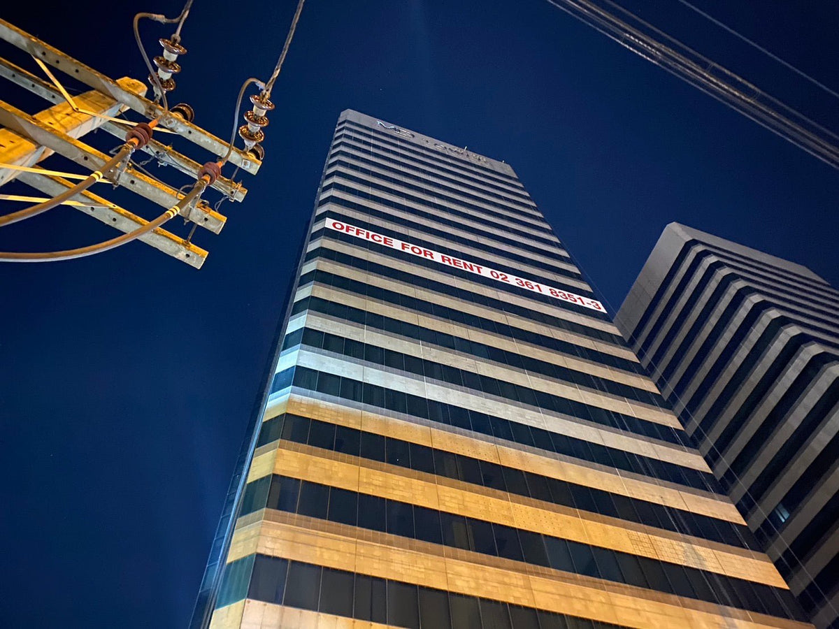 งานลอกสติ๊กเกอร์ตึกสูงติดตั้งใหม่ - Octopus Media Solutions