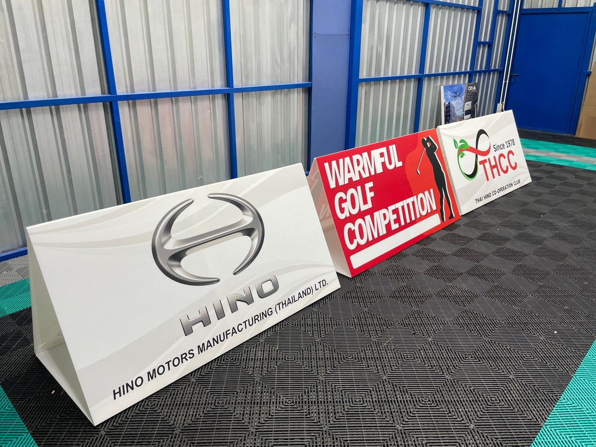 ป้ายสปอนเซอร์ พร้อมโลโก้ Li-Ning และ Yonex พิมพ์คมชัด เหมาะสำหรับงานกีฬา อีเวนต์ การแข่งขัน และโปรโมชันแบรนด์