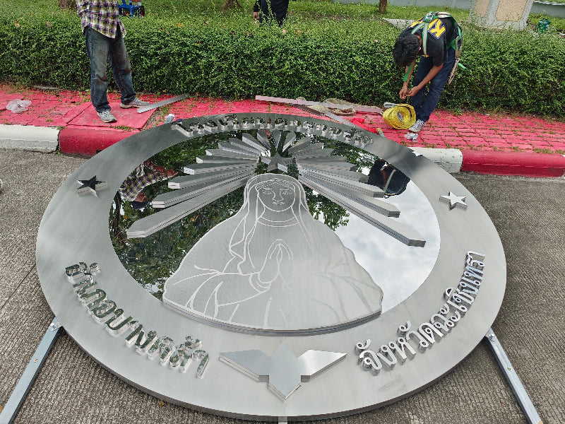 ป้ายสแตนเลส เงินเงา Mirror ดีไซน์หรู พิมพ์คมชัด ทนทาน เหมาะสำหรับป้ายสำนักงานและงานตกแต่ง