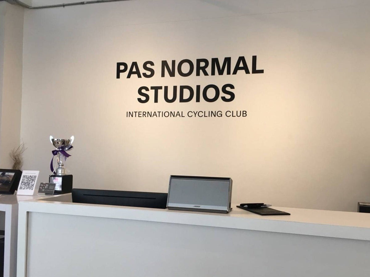 สติ๊กเกอร์ไดคัทติดผนัง พิมพ์คมชัด สีสดใส เหมาะสำหรับงานตกแต่งร้านค้า ออฟฟิศ และงานโฆษณา