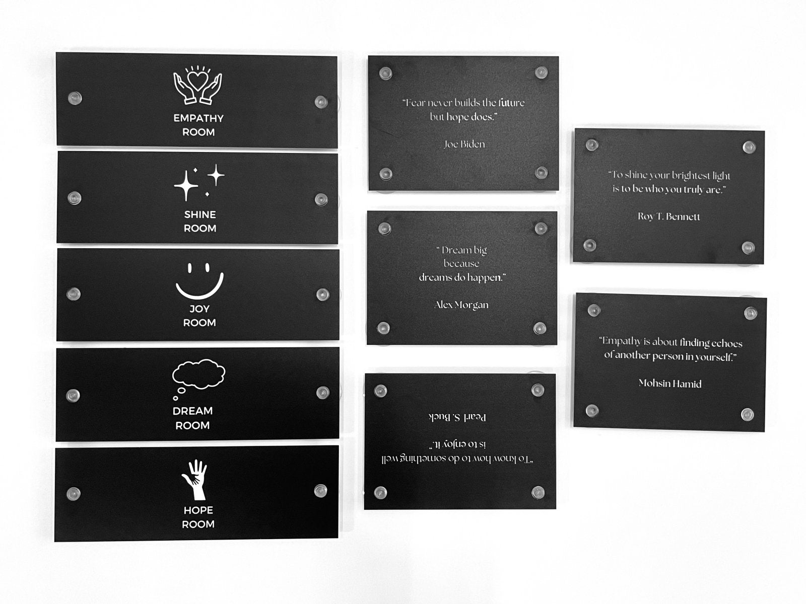 ป้ายจุ๊บติดกระจก และป้ายแขวนติดจุ๊บ ติดตั้งง่าย เคลื่อนย้ายสะดวก เหมาะสำหรับป้ายร้านค้า ป้ายโปรโมชั่น และงานประชาสัมพันธ์