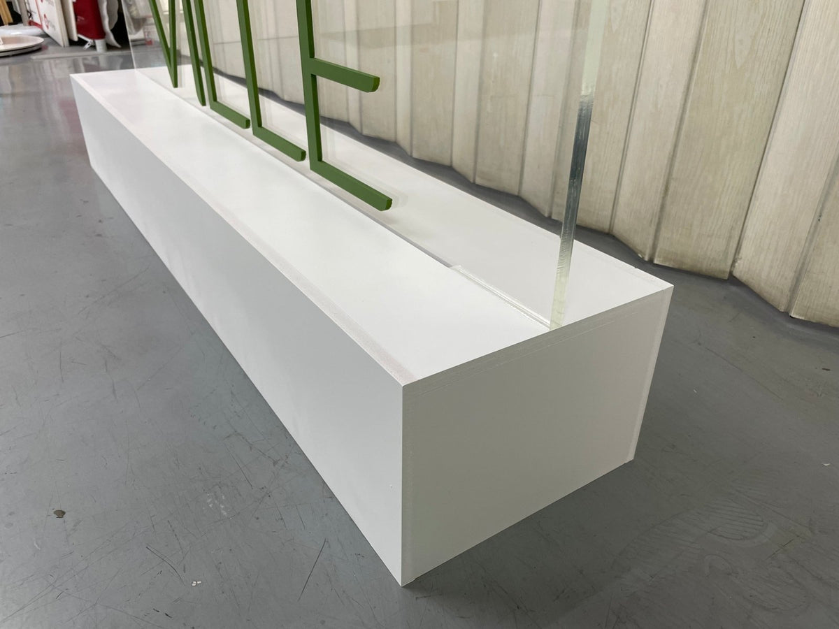 ป้ายโลโก้ตั้งพื้น และป้ายตั้งประกอบฉากถ่ายรูป ดีไซน์สวยสะดุดตา เหมาะสำหรับงานอีเวนต์ งานเปิดตัวสินค้า และการโปรโมทร้านค้า