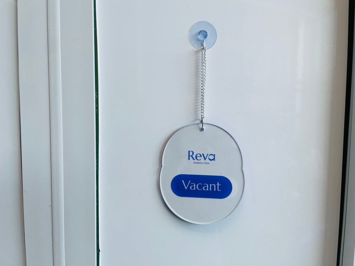 ป้ายแขวน ป้ายคล้องโซ่ และป้ายห้อย พิมพ์คมชัด แข็งแรง ใช้งานสะดวก เหมาะสำหรับป้ายร้านค้า ป้ายประชาสัมพันธ์ และงานอีเวนต์