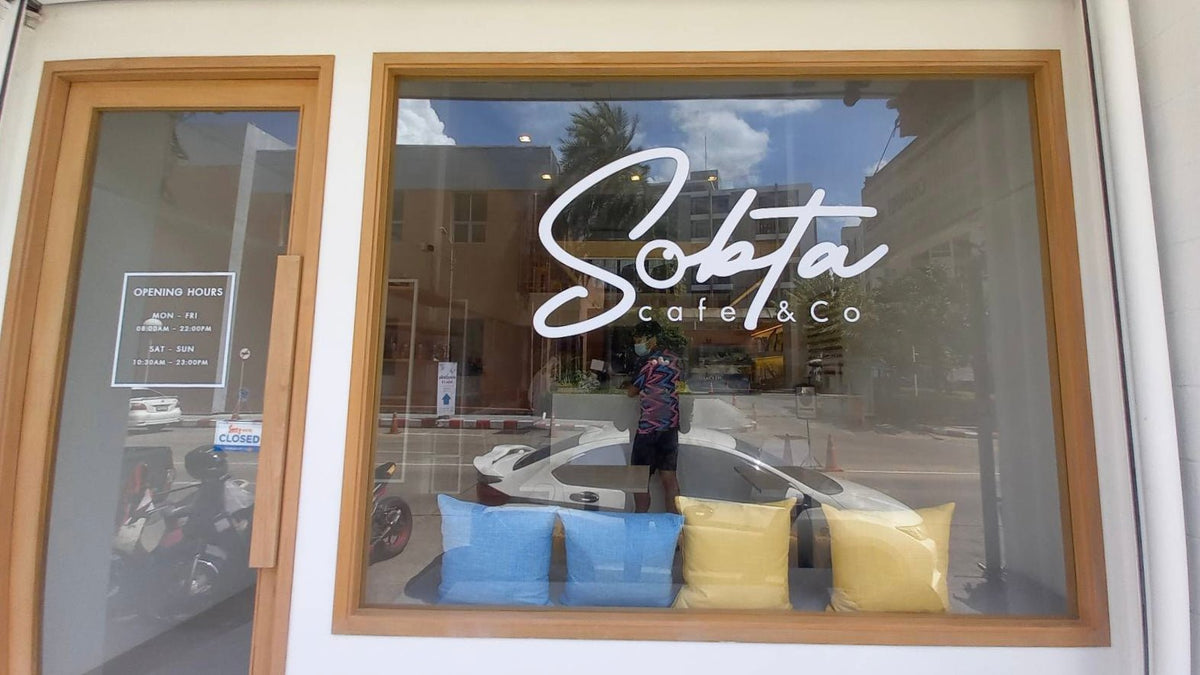 สติ๊กเกอร์ไดคัทติดกระจก สีขาว พิมพ์คมชัด เหมาะสำหรับงานตกแต่งร้านค้า ออฟฟิศ และงานประชาสัมพันธ์