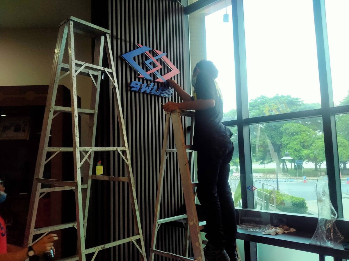 ป้ายอะคริลิค ชื่อบริษัท ติดผนัง พิมพ์ยูวีคมชัด ดีไซน์เรียบหรู เหมาะสำหรับออฟฟิศและองค์กร