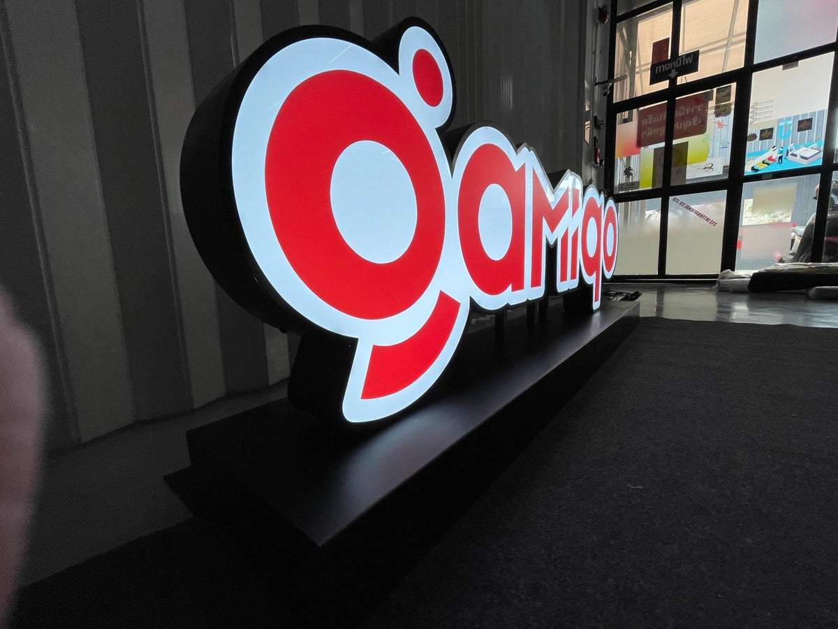 ป้ายโลโก้ตั้งพื้น และป้ายตั้งประกอบฉากถ่ายรูป ดีไซน์สวยสะดุดตา เหมาะสำหรับงานอีเวนต์ งานเปิดตัวสินค้า และการโปรโมทร้านค้า