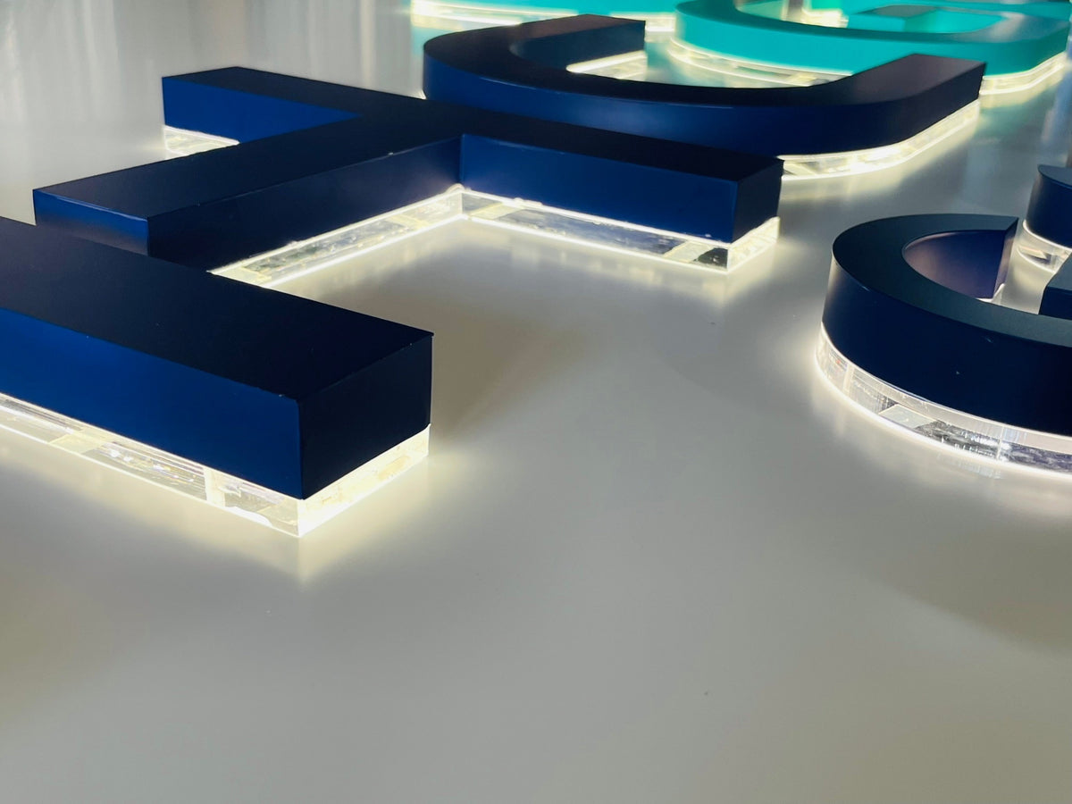 ป้ายไฟออกหลัง และอะคริลิคซ้อนหลัง แสงไฟสวยหรู สะท้อนกำแพงโดดเด่น เหมาะสำหรับป้ายบริษัท ร้านค้า และงานตกแต่งอาคาร