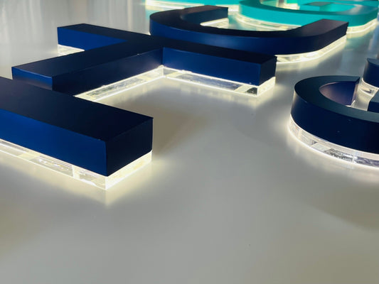 ป้ายไฟออกหลัง และอะคริลิคซ้อนหลัง แสงไฟสวยหรู สะท้อนกำแพงโดดเด่น เหมาะสำหรับป้ายบริษัท ร้านค้า และงานตกแต่งอาคาร