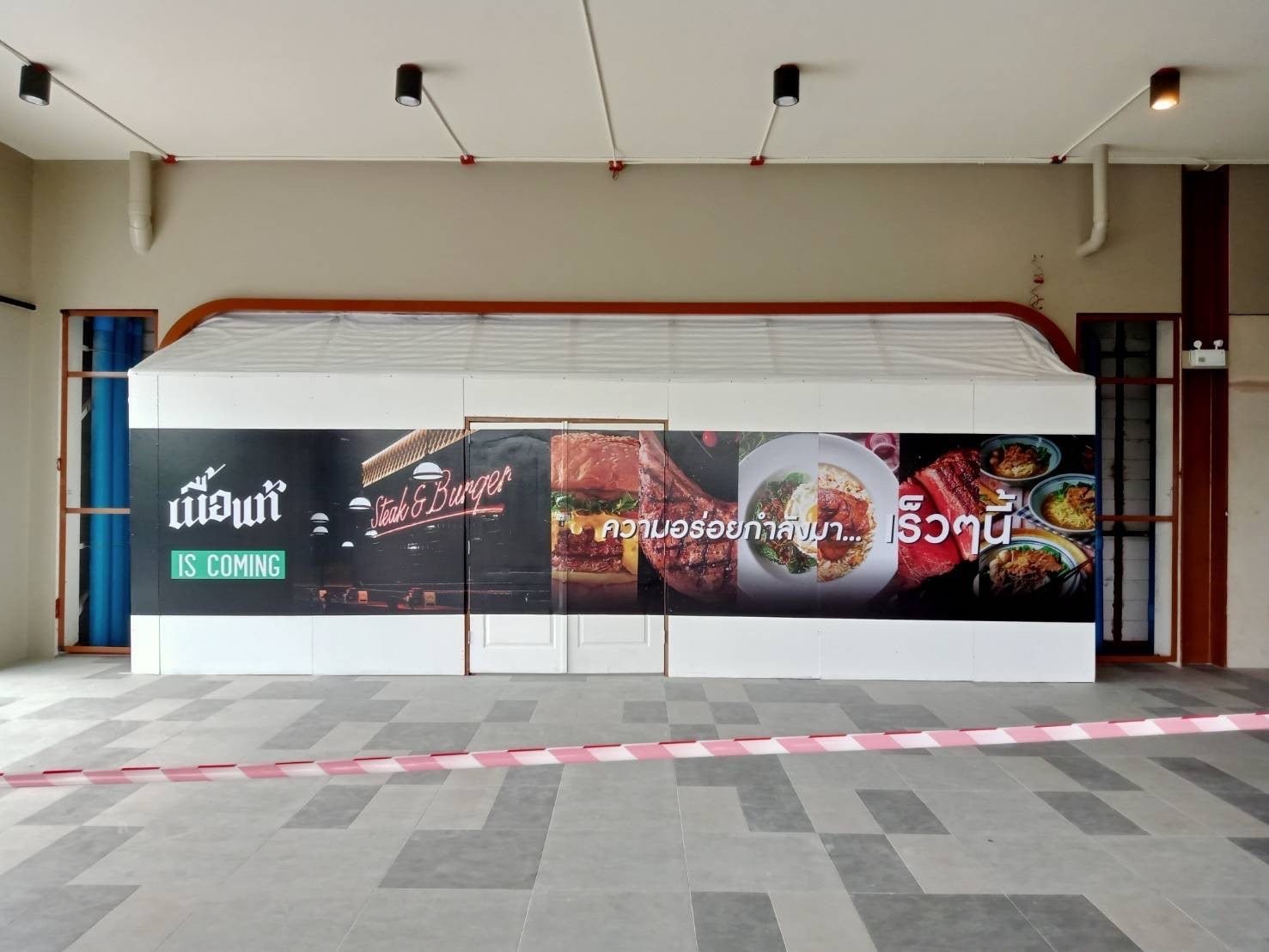 สติ๊กเกอร์และป้ายปิดปรับปรุงร้าน Coming Soon พิมพ์คมชัด สีสด เหมาะสำหรับติดหน้าร้าน โครงการใหม่ และงานรีโนเวท