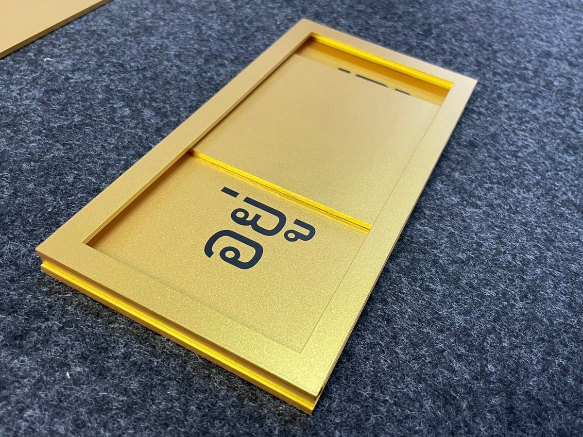 ป้ายอักษรสีทอง ป้ายพ่นสีทอง หรูหรา โดดเด่น เหมาะสำหรับป้ายบริษัท ร้านค้า และงานตกแต่งอาคาร