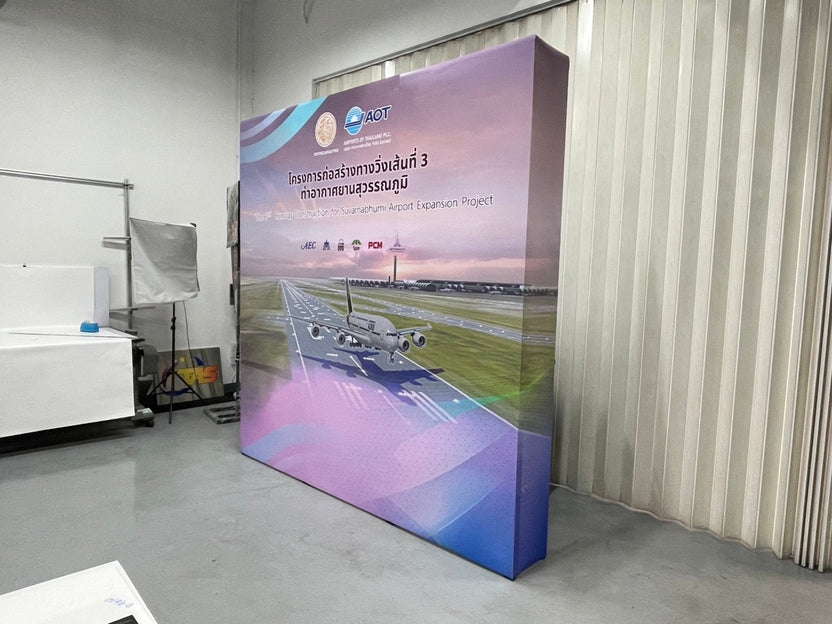 Backdrop แบคดรอปสำเร็จรูป พิมพ์คมชัด ติดตั้งง่าย เหมาะสำหรับงานอีเวนต์ นิทรรศการ และงานโปรโมชัน