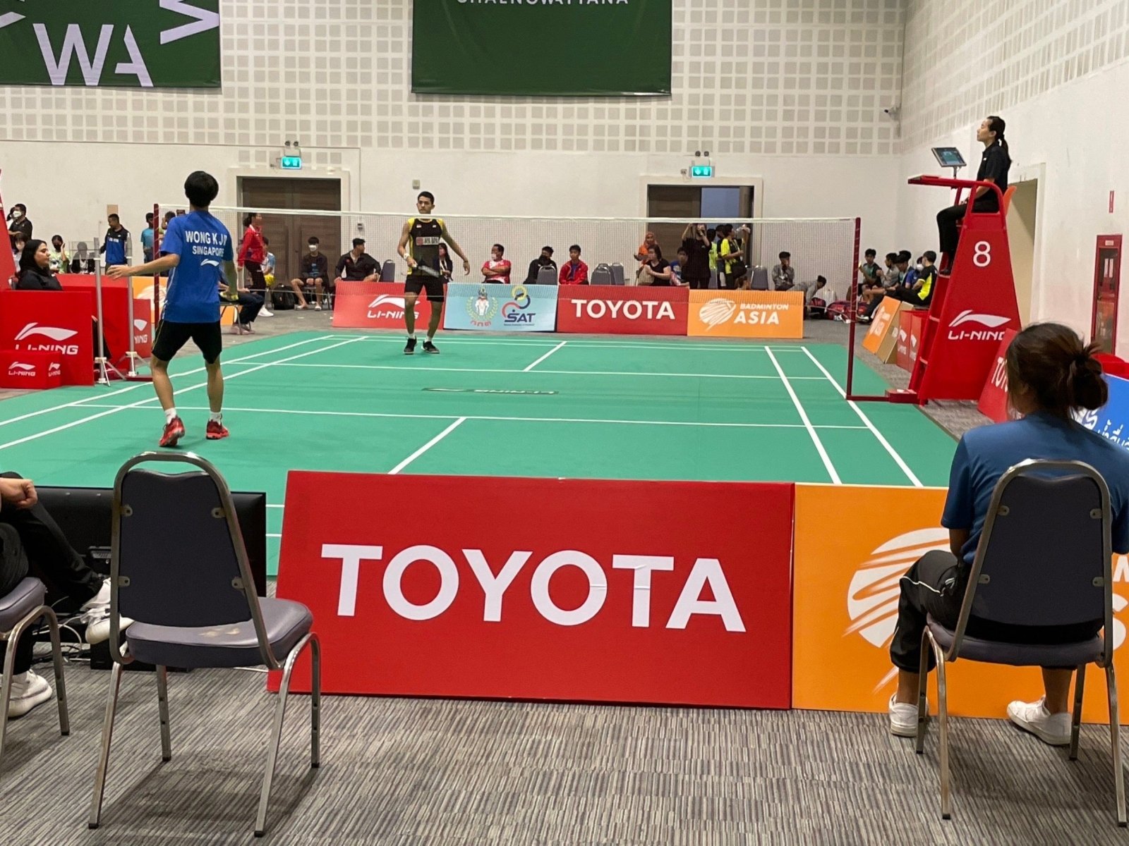 ป้ายสปอนเซอร์ พร้อมโลโก้ Li-Ning และ Yonex พิมพ์คมชัด เหมาะสำหรับงานกีฬา อีเวนต์ การแข่งขัน และโปรโมชันแบรนด์