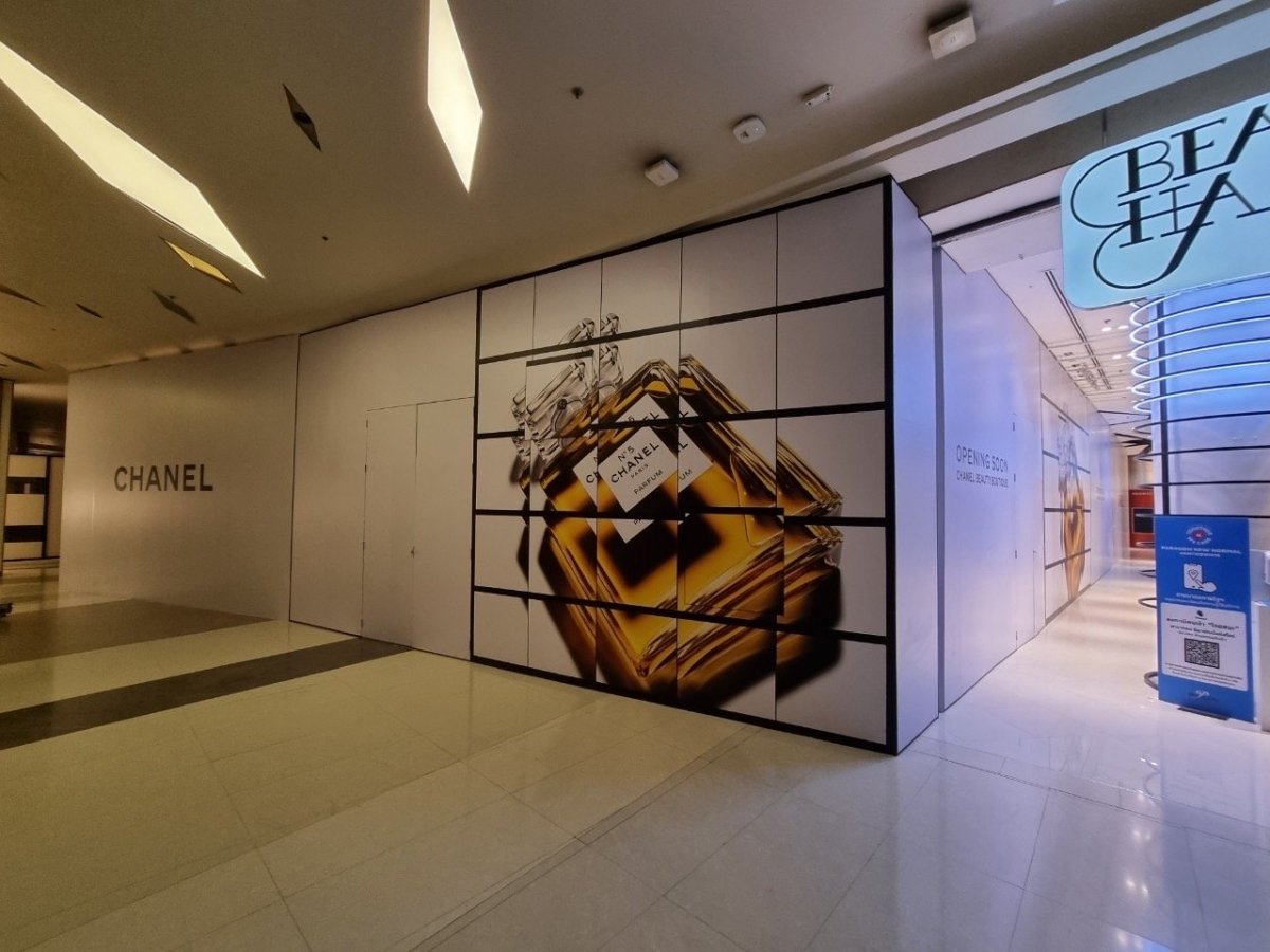 สติ๊กเกอร์และป้ายปิดปรับปรุงร้าน Coming Soon พิมพ์คมชัด สีสด เหมาะสำหรับติดหน้าร้าน โครงการใหม่ และงานรีโนเวท