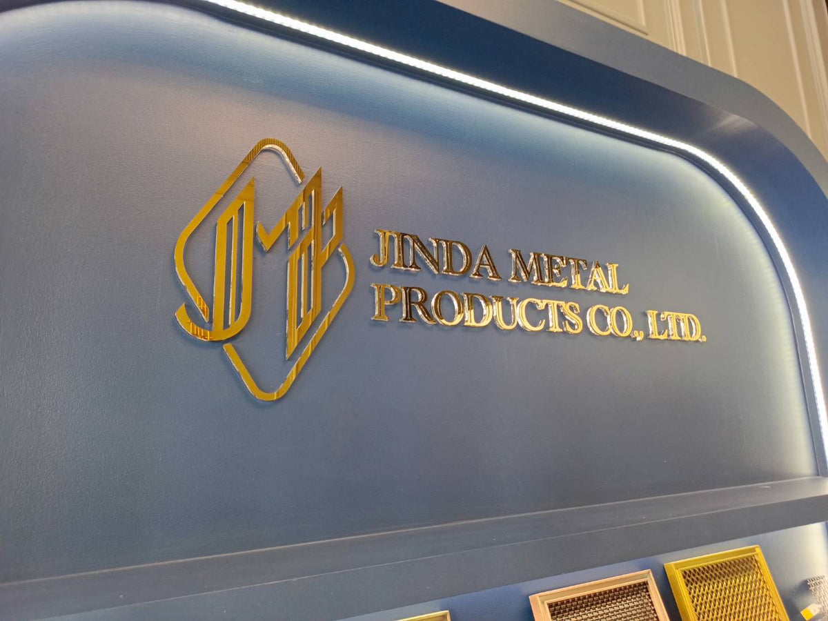 ป้ายอะคริลิคนูน ขอบใส ดีไซน์หรูหรา พิมพ์คมชัด แข็งแรงทนทาน เหมาะสำหรับป้ายบริษัท ป้ายร้านค้า และงานตกแต่งอาคาร